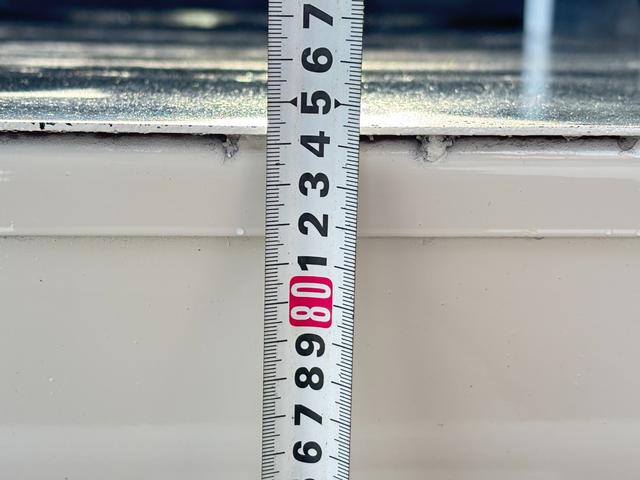 エルフトラック 2t 平ボディ 垂直パワーゲート パワーゲート 準中型 3方開 床鉄板張り ロープ通し穴 積載量2.000kg オートマ AT ショートボディ 10尺 4ナンバー ターボ車 新明和製 電動格納ミラー(16枚目)