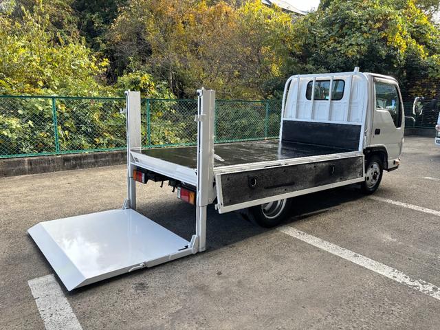 エルフトラック 2t 平ボディ 垂直パワーゲート パワーゲート 準中型 3方開 床鉄板張り ロープ通し穴 積載量2.000kg オートマ AT ショートボディ 10尺 4ナンバー ターボ車 新明和製 電動格納ミラー(21枚目)