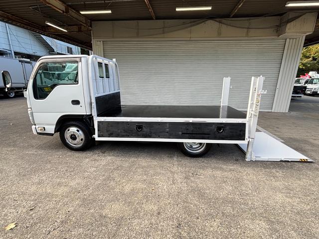 エルフトラック 2t 平ボディ 垂直パワーゲート パワーゲート 準中型 3方開 床鉄板張り ロープ通し穴 積載量2.000kg オートマ AT ショートボディ 10尺 4ナンバー ターボ車 新明和製 電動格納ミラー(24枚目)