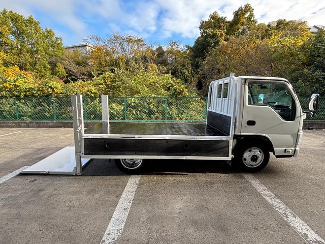 エルフトラック 2t 平ボディ 垂直パワーゲート パワーゲート 準中型 3方開 床鉄板張り ロープ通し穴 積載量2.000kg オートマ AT ショートボディ 10尺 4ナンバー ターボ車 新明和製 電動格納ミラー(26枚目)