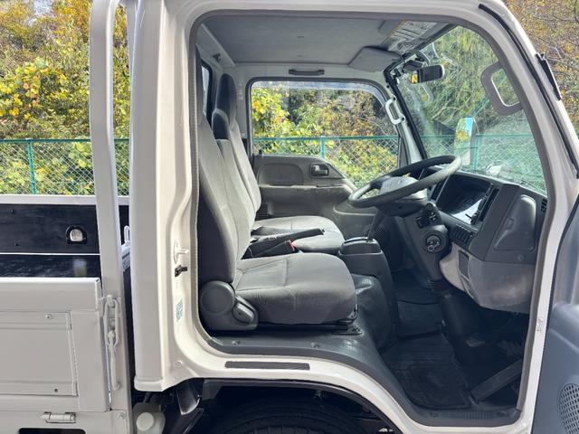 エルフトラック 2t 平ボディ 垂直パワーゲート パワーゲート 準中型 3方開 床鉄板張り ロープ通し穴 積載量2.000kg オートマ AT ショートボディ 10尺 4ナンバー ターボ車 新明和製 電動格納ミラー(30枚目)