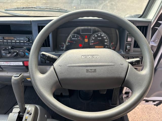 エルフトラック 2t 平ボディ 垂直パワーゲート パワーゲート 準中型 3方開 床鉄板張り ロープ通し穴 積載量2.000kg オートマ AT ショートボディ 10尺 4ナンバー ターボ車 新明和製 電動格納ミラー(31枚目)