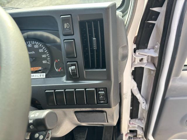 エルフトラック 2t 平ボディ 垂直パワーゲート パワーゲート 準中型 3方開 床鉄板張り ロープ通し穴 積載量2.000kg オートマ AT ショートボディ 10尺 4ナンバー ターボ車 新明和製 電動格納ミラー(33枚目)