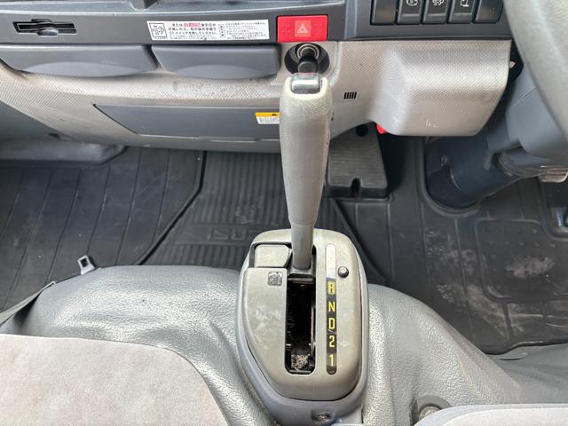 エルフトラック 2t 平ボディ 垂直パワーゲート パワーゲート 準中型 3方開 床鉄板張り ロープ通し穴 積載量2.000kg オートマ AT ショートボディ 10尺 4ナンバー ターボ車 新明和製 電動格納ミラー(37枚目)