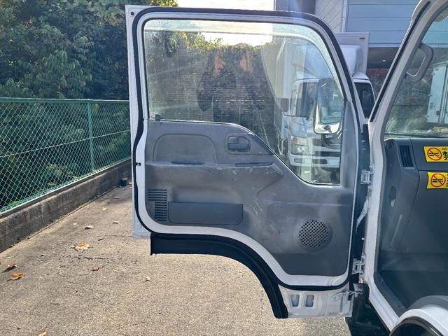 エルフトラック 2t 平ボディ 垂直パワーゲート パワーゲート 準中型 3方開 床鉄板張り ロープ通し穴 積載量2.000kg オートマ AT ショートボディ 10尺 4ナンバー ターボ車 新明和製 電動格納ミラー(40枚目)