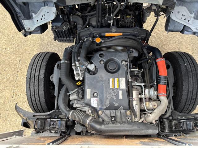 エルフトラック 2t 平ボディ 垂直パワーゲート パワーゲート 準中型 3方開 床鉄板張り ロープ通し穴 積載量2.000kg オートマ AT ショートボディ 10尺 4ナンバー ターボ車 新明和製 電動格納ミラー(43枚目)