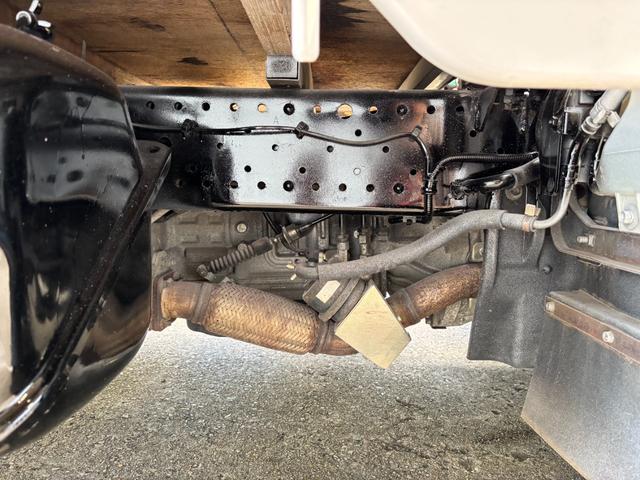 エルフトラック 2t 平ボディ 垂直パワーゲート パワーゲート 準中型 3方開 床鉄板張り ロープ通し穴 積載量2.000kg オートマ AT ショートボディ 10尺 4ナンバー ターボ車 新明和製 電動格納ミラー(48枚目)