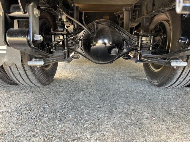 エルフトラック 2t 平ボディ 垂直パワーゲート パワーゲート 準中型 3方開 床鉄板張り ロープ通し穴 積載量2.000kg オートマ AT ショートボディ 10尺 4ナンバー ターボ車 新明和製 電動格納ミラー(51枚目)