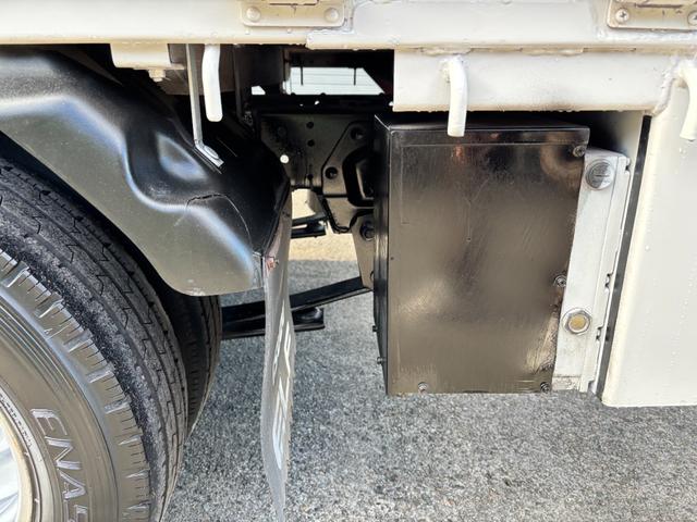 エルフトラック 2t 平ボディ 垂直パワーゲート パワーゲート 準中型 3方開 床鉄板張り ロープ通し穴 積載量2.000kg オートマ AT ショートボディ 10尺 4ナンバー ターボ車 新明和製 電動格納ミラー(52枚目)