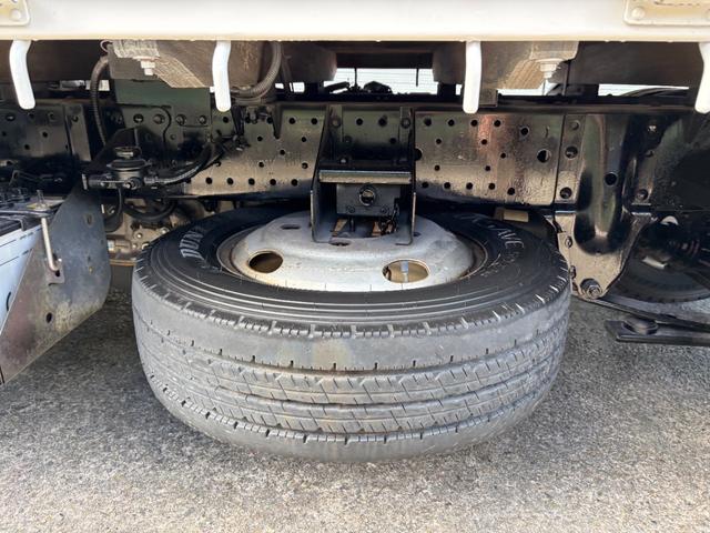 エルフトラック 2t 平ボディ 垂直パワーゲート パワーゲート 準中型 3方開 床鉄板張り ロープ通し穴 積載量2.000kg オートマ AT ショートボディ 10尺 4ナンバー ターボ車 新明和製 電動格納ミラー(53枚目)