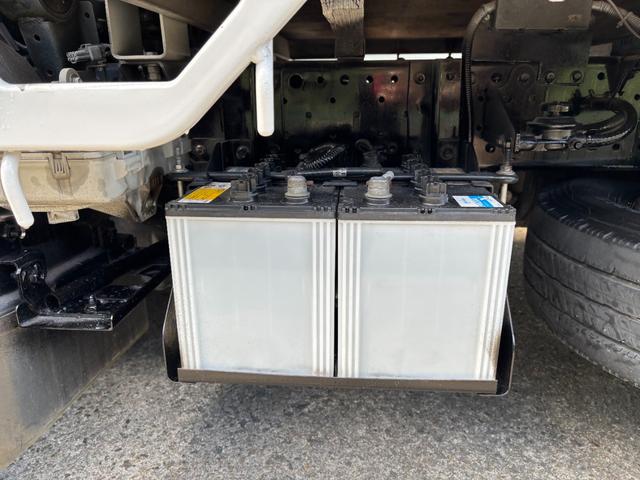 エルフトラック 2t 平ボディ 垂直パワーゲート パワーゲート 準中型 3方開 床鉄板張り ロープ通し穴 積載量2.000kg オートマ AT ショートボディ 10尺 4ナンバー ターボ車 新明和製 電動格納ミラー(54枚目)
