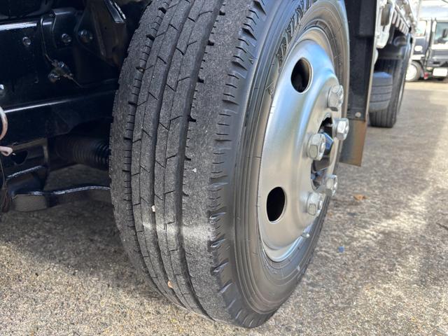 エルフトラック 2t 平ボディ 垂直パワーゲート パワーゲート 準中型 3方開 床鉄板張り ロープ通し穴 積載量2.000kg オートマ AT ショートボディ 10尺 4ナンバー ターボ車 新明和製 電動格納ミラー(55枚目)