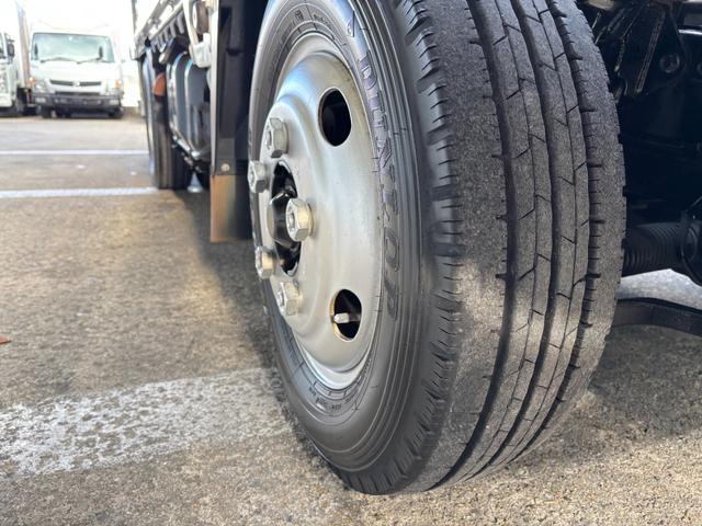 エルフトラック 2t 平ボディ 垂直パワーゲート パワーゲート 準中型 3方開 床鉄板張り ロープ通し穴 積載量2.000kg オートマ AT ショートボディ 10尺 4ナンバー ターボ車 新明和製 電動格納ミラー(57枚目)