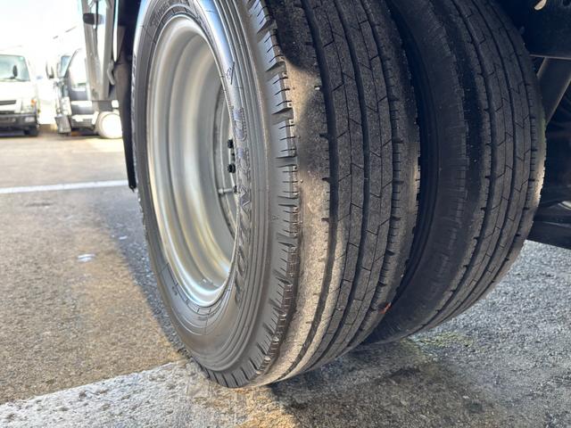 エルフトラック 2t 平ボディ 垂直パワーゲート パワーゲート 準中型 3方開 床鉄板張り ロープ通し穴 積載量2.000kg オートマ AT ショートボディ 10尺 4ナンバー ターボ車 新明和製 電動格納ミラー(58枚目)