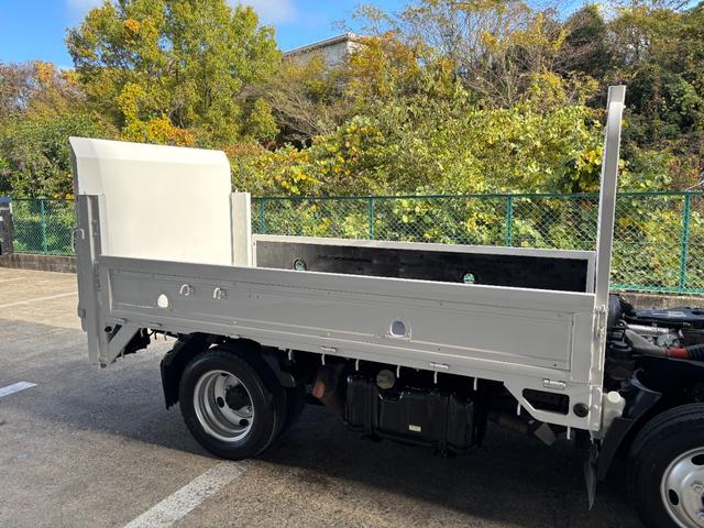 エルフトラック 2t 平ボディ 垂直パワーゲート パワーゲート 準中型 3方開 床鉄板張り ロープ通し穴 積載量2.000kg オートマ AT ショートボディ 10尺 4ナンバー ターボ車 新明和製 電動格納ミラー(60枚目)