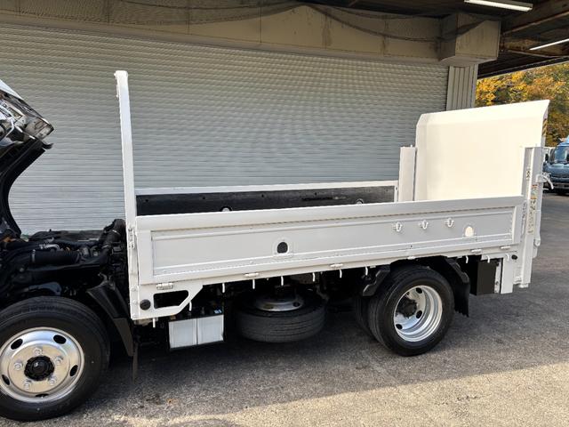 エルフトラック 2t 平ボディ 垂直パワーゲート パワーゲート 準中型 3方開 床鉄板張り ロープ通し穴 積載量2.000kg オートマ AT ショートボディ 10尺 4ナンバー ターボ車 新明和製 電動格納ミラー(62枚目)
