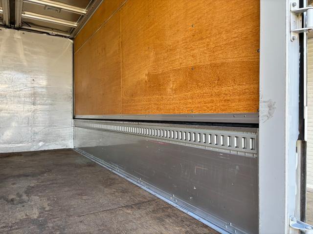 アトラストラック 　２ｔ　アルミウイング　ワイドロング　内高２２２ｃｍ　内フック　ラッシング１段　床木材張り　日本フルハーフ製　セミオートマ　オートマ　ＡＴ　ＥＴＣ　バックモニター　実走行　排ガス浄化作業不要　ウイング（11枚目）