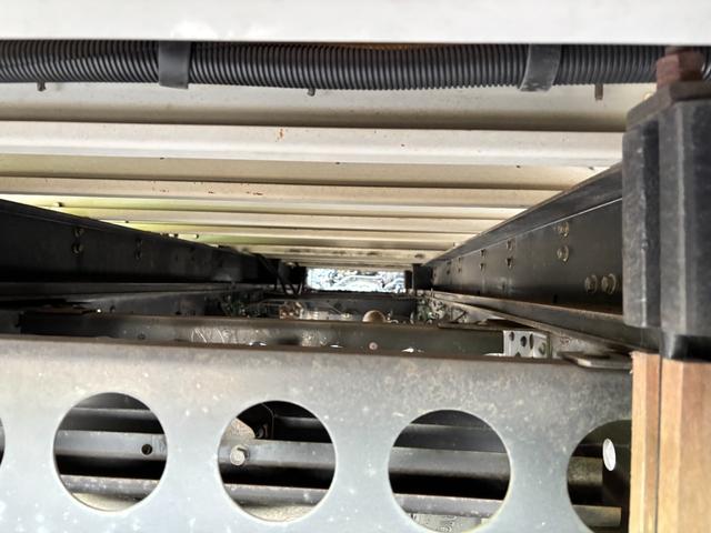 アトラストラック 　２ｔ　アルミウイング　ワイドロング　内高２２２ｃｍ　内フック　ラッシング１段　床木材張り　日本フルハーフ製　セミオートマ　オートマ　ＡＴ　ＥＴＣ　バックモニター　実走行　排ガス浄化作業不要　ウイング（50枚目）