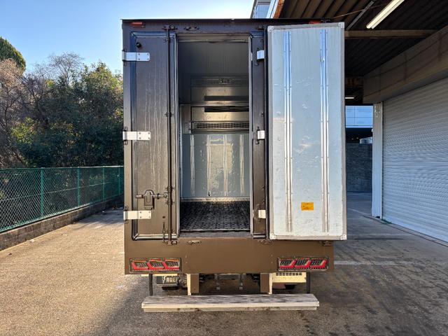 エルフトラック 　２ｔ　冷蔵冷凍車　冷凍車　－３０℃設定　スタンバイ　水抜き穴４か所　サイド扉　ラッシング２段　リア３枚扉　１０尺　菱重製　低温　ミッション　６ＭＴ　社外ナビ　ＥＴＣ　ターボ車　積載量２．０００ｋｇ（8枚目）