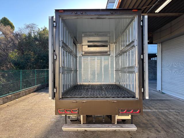 エルフトラック 　２ｔ　冷蔵冷凍車　冷凍車　－３０℃設定　スタンバイ　水抜き穴４か所　サイド扉　ラッシング２段　リア３枚扉　１０尺　菱重製　低温　ミッション　６ＭＴ　社外ナビ　ＥＴＣ　ターボ車　積載量２．０００ｋｇ（9枚目）