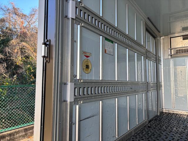 エルフトラック 　２ｔ　冷蔵冷凍車　冷凍車　－３０℃設定　スタンバイ　水抜き穴４か所　サイド扉　ラッシング２段　リア３枚扉　１０尺　菱重製　低温　ミッション　６ＭＴ　社外ナビ　ＥＴＣ　ターボ車　積載量２．０００ｋｇ（10枚目）