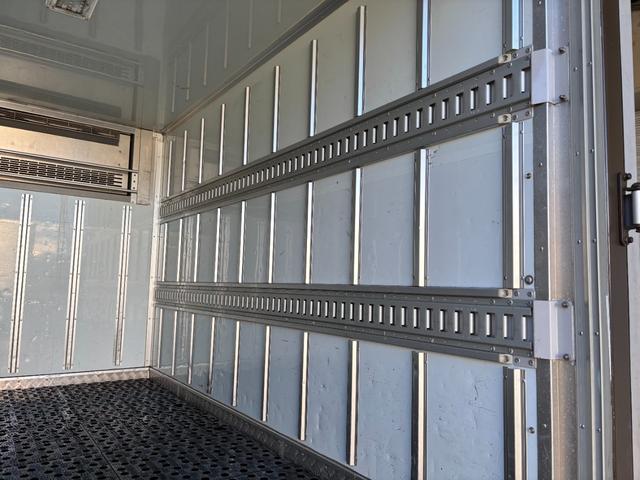 エルフトラック 　２ｔ　冷蔵冷凍車　冷凍車　－３０℃設定　スタンバイ　水抜き穴４か所　サイド扉　ラッシング２段　リア３枚扉　１０尺　菱重製　低温　ミッション　６ＭＴ　社外ナビ　ＥＴＣ　ターボ車　積載量２．０００ｋｇ（12枚目）