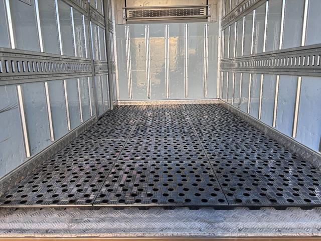 エルフトラック 　２ｔ　冷蔵冷凍車　冷凍車　－３０℃設定　スタンバイ　水抜き穴４か所　サイド扉　ラッシング２段　リア３枚扉　１０尺　菱重製　低温　ミッション　６ＭＴ　社外ナビ　ＥＴＣ　ターボ車　積載量２．０００ｋｇ（13枚目）