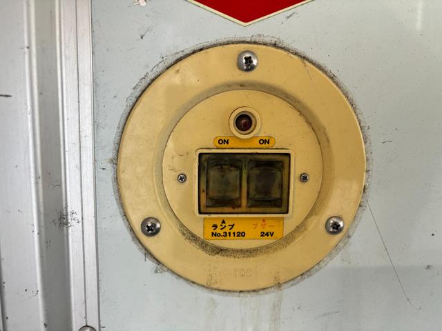 エルフトラック 　２ｔ　冷蔵冷凍車　冷凍車　－３０℃設定　スタンバイ　水抜き穴４か所　サイド扉　ラッシング２段　リア３枚扉　１０尺　菱重製　低温　ミッション　６ＭＴ　社外ナビ　ＥＴＣ　ターボ車　積載量２．０００ｋｇ（18枚目）