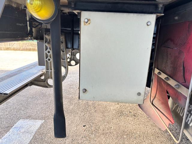 エルフトラック 　２ｔ　冷蔵冷凍車　冷凍車　－３０℃設定　スタンバイ　水抜き穴４か所　サイド扉　ラッシング２段　リア３枚扉　１０尺　菱重製　低温　ミッション　６ＭＴ　社外ナビ　ＥＴＣ　ターボ車　積載量２．０００ｋｇ（52枚目）