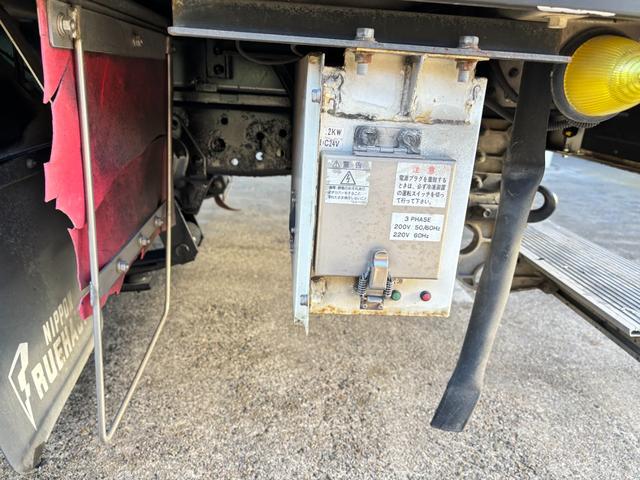 エルフトラック 　２ｔ　冷蔵冷凍車　冷凍車　－３０℃設定　スタンバイ　水抜き穴４か所　サイド扉　ラッシング２段　リア３枚扉　１０尺　菱重製　低温　ミッション　６ＭＴ　社外ナビ　ＥＴＣ　ターボ車　積載量２．０００ｋｇ（54枚目）