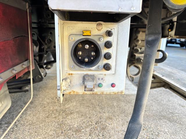 エルフトラック 　２ｔ　冷蔵冷凍車　冷凍車　－３０℃設定　スタンバイ　水抜き穴４か所　サイド扉　ラッシング２段　リア３枚扉　１０尺　菱重製　低温　ミッション　６ＭＴ　社外ナビ　ＥＴＣ　ターボ車　積載量２．０００ｋｇ（55枚目）