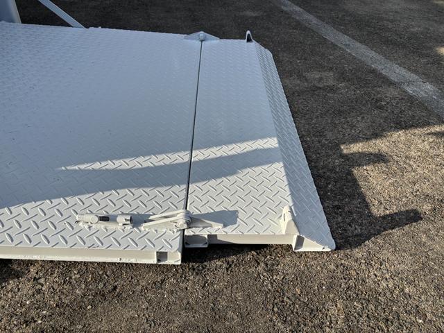 エルフトラック 　２ｔ　平ボディ　跳ね上げパワーゲート　パワーゲート　３方開　床木材張り　１０尺　４ナンバー　セミオートマ　スムーサー　積載量２．０００ｋｇ　ＥＴＣ　極東開発製　準中型　ＡＴ　ゲート容量８００ｋｇ（11枚目）