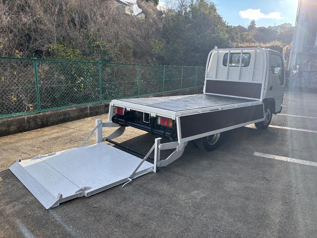 エルフトラック 　２ｔ　平ボディ　跳ね上げパワーゲート　パワーゲート　３方開　床木材張り　１０尺　４ナンバー　セミオートマ　スムーサー　積載量２．０００ｋｇ　ＥＴＣ　極東開発製　準中型　ＡＴ　ゲート容量８００ｋｇ（21枚目）