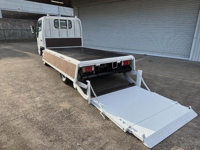 エルフトラック 　２ｔ　平ボディ　跳ね上げパワーゲート　パワーゲート　３方開　床木材張り　１０尺　４ナンバー　セミオートマ　スムーサー　積載量２．０００ｋｇ　ＥＴＣ　極東開発製　準中型　ＡＴ　ゲート容量８００ｋｇ（23枚目）