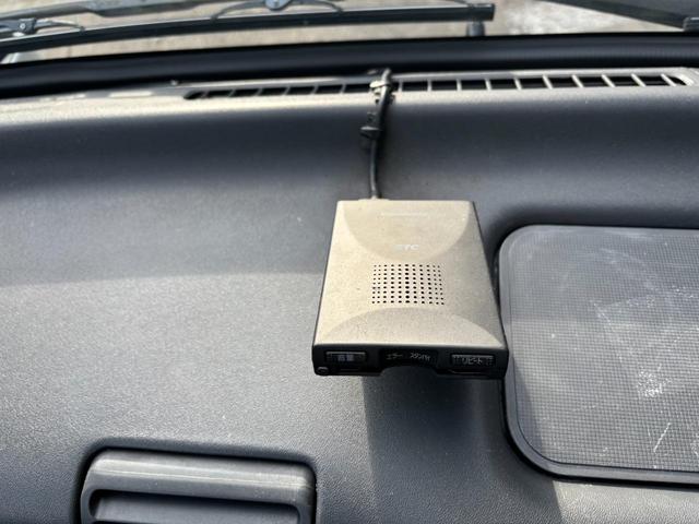 エルフトラック 　２ｔ　平ボディ　跳ね上げパワーゲート　パワーゲート　３方開　床木材張り　１０尺　４ナンバー　セミオートマ　スムーサー　積載量２．０００ｋｇ　ＥＴＣ　極東開発製　準中型　ＡＴ　ゲート容量８００ｋｇ（36枚目）