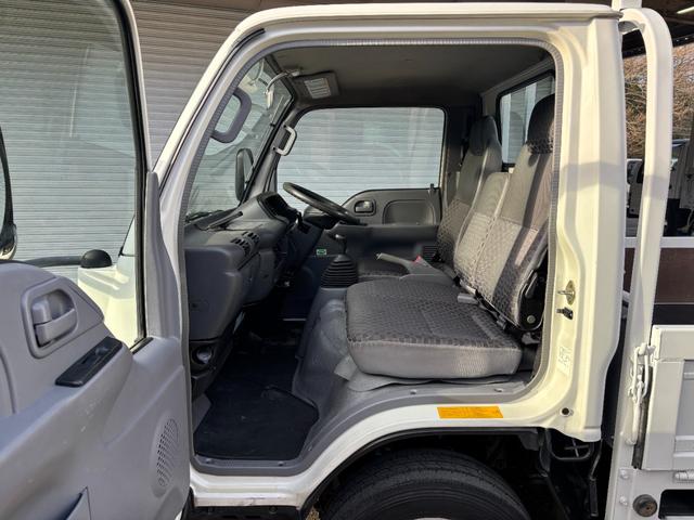 エルフトラック 　２ｔ　平ボディ　跳ね上げパワーゲート　パワーゲート　３方開　床木材張り　１０尺　４ナンバー　セミオートマ　スムーサー　積載量２．０００ｋｇ　ＥＴＣ　極東開発製　準中型　ＡＴ　ゲート容量８００ｋｇ（38枚目）