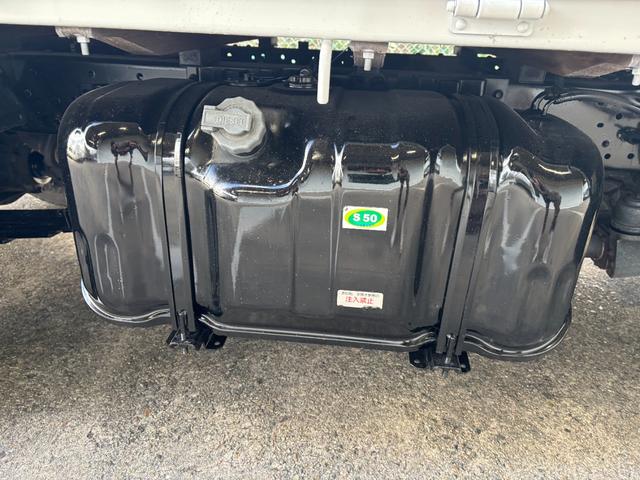 エルフトラック 　２ｔ　平ボディ　跳ね上げパワーゲート　パワーゲート　３方開　床木材張り　１０尺　４ナンバー　セミオートマ　スムーサー　積載量２．０００ｋｇ　ＥＴＣ　極東開発製　準中型　ＡＴ　ゲート容量８００ｋｇ（48枚目）