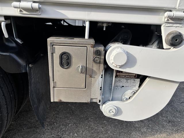 エルフトラック 　２ｔ　平ボディ　跳ね上げパワーゲート　パワーゲート　３方開　床木材張り　１０尺　４ナンバー　セミオートマ　スムーサー　積載量２．０００ｋｇ　ＥＴＣ　極東開発製　準中型　ＡＴ　ゲート容量８００ｋｇ（52枚目）