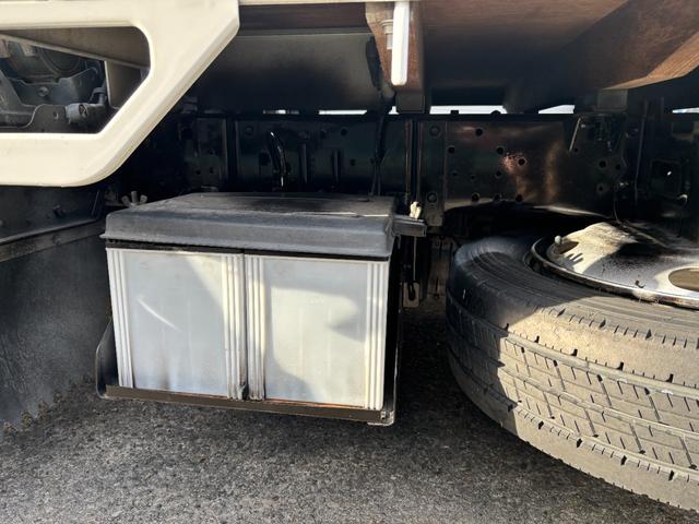 エルフトラック 　２ｔ　平ボディ　跳ね上げパワーゲート　パワーゲート　３方開　床木材張り　１０尺　４ナンバー　セミオートマ　スムーサー　積載量２．０００ｋｇ　ＥＴＣ　極東開発製　準中型　ＡＴ　ゲート容量８００ｋｇ（56枚目）