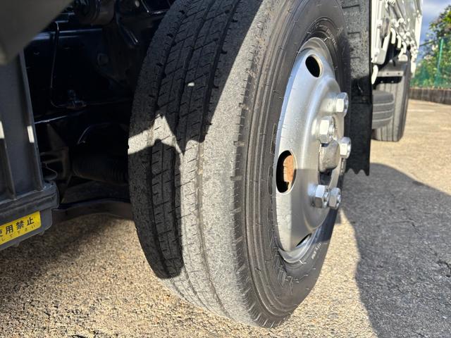 エルフトラック 　２ｔ　平ボディ　跳ね上げパワーゲート　パワーゲート　３方開　床木材張り　１０尺　４ナンバー　セミオートマ　スムーサー　積載量２．０００ｋｇ　ＥＴＣ　極東開発製　準中型　ＡＴ　ゲート容量８００ｋｇ（57枚目）