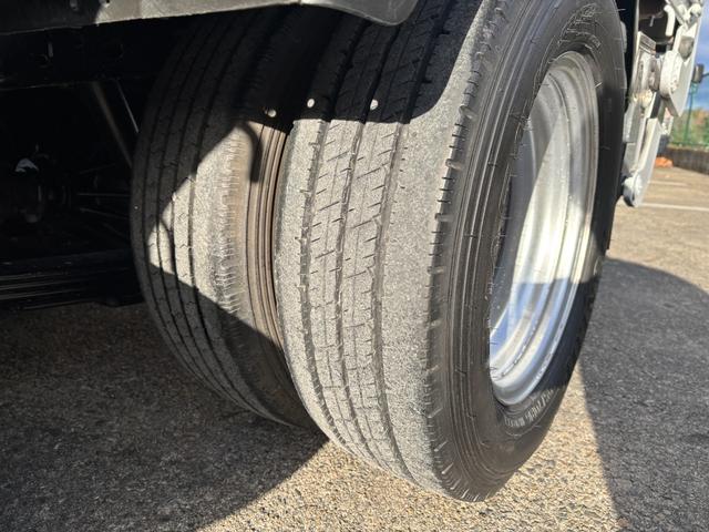 エルフトラック 　２ｔ　平ボディ　跳ね上げパワーゲート　パワーゲート　３方開　床木材張り　１０尺　４ナンバー　セミオートマ　スムーサー　積載量２．０００ｋｇ　ＥＴＣ　極東開発製　準中型　ＡＴ　ゲート容量８００ｋｇ（58枚目）