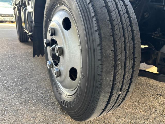 エルフトラック 　２ｔ　平ボディ　跳ね上げパワーゲート　パワーゲート　３方開　床木材張り　１０尺　４ナンバー　セミオートマ　スムーサー　積載量２．０００ｋｇ　ＥＴＣ　極東開発製　準中型　ＡＴ　ゲート容量８００ｋｇ（59枚目）