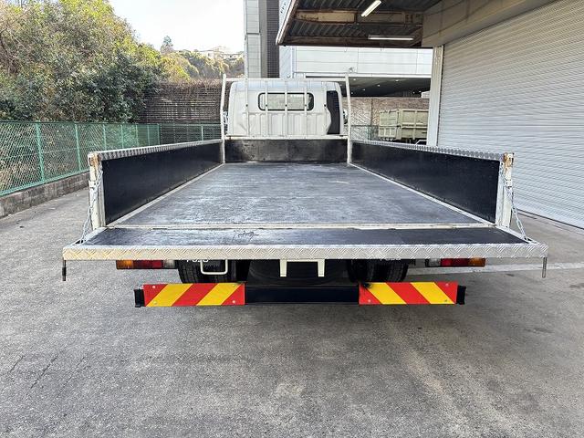 キャンター 　３ｔ　平ボディ　ワイドロング　超ロング　５ｍボディ　３方開　床木材張り　アルミ縞板被せ　デュオニック　ＡＴ　オートマ　２ペダル　ターボ車　３人乗り　坂道補助装置　電動格納ミラー　積載量４．２５０ｋｇ（8枚目）