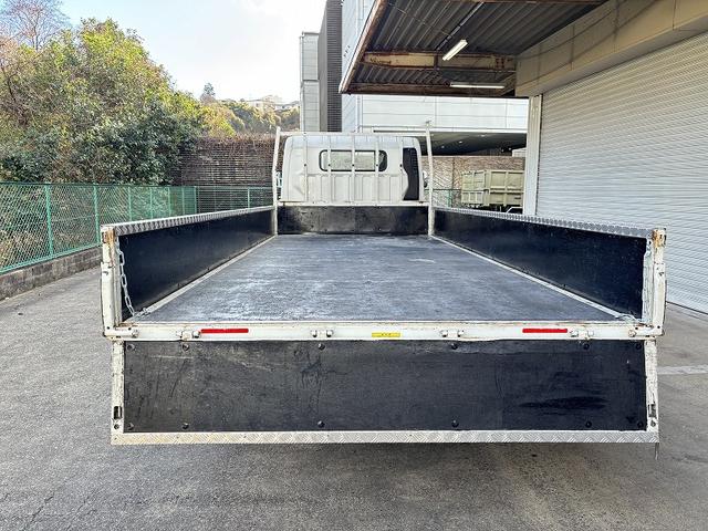 キャンター 　３ｔ　平ボディ　ワイドロング　超ロング　５ｍボディ　３方開　床木材張り　アルミ縞板被せ　デュオニック　ＡＴ　オートマ　２ペダル　ターボ車　３人乗り　坂道補助装置　電動格納ミラー　積載量４．２５０ｋｇ（9枚目）