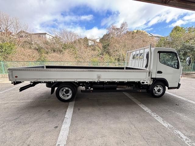 キャンター 　３ｔ　平ボディ　ワイドロング　超ロング　５ｍボディ　３方開　床木材張り　アルミ縞板被せ　デュオニック　ＡＴ　オートマ　２ペダル　ターボ車　３人乗り　坂道補助装置　電動格納ミラー　積載量４．２５０ｋｇ（22枚目）