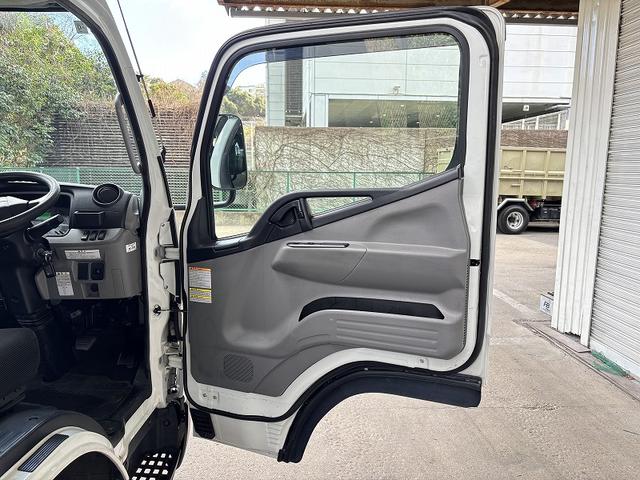 キャンター 　３ｔ　平ボディ　ワイドロング　超ロング　５ｍボディ　３方開　床木材張り　アルミ縞板被せ　デュオニック　ＡＴ　オートマ　２ペダル　ターボ車　３人乗り　坂道補助装置　電動格納ミラー　積載量４．２５０ｋｇ（23枚目）