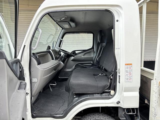 キャンター 　３ｔ　平ボディ　ワイドロング　超ロング　５ｍボディ　３方開　床木材張り　アルミ縞板被せ　デュオニック　ＡＴ　オートマ　２ペダル　ターボ車　３人乗り　坂道補助装置　電動格納ミラー　積載量４．２５０ｋｇ（32枚目）