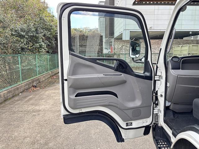 キャンター 　３ｔ　平ボディ　ワイドロング　超ロング　５ｍボディ　３方開　床木材張り　アルミ縞板被せ　デュオニック　ＡＴ　オートマ　２ペダル　ターボ車　３人乗り　坂道補助装置　電動格納ミラー　積載量４．２５０ｋｇ（33枚目）