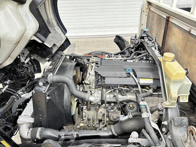 キャンター 　３ｔ　平ボディ　ワイドロング　超ロング　５ｍボディ　３方開　床木材張り　アルミ縞板被せ　デュオニック　ＡＴ　オートマ　２ペダル　ターボ車　３人乗り　坂道補助装置　電動格納ミラー　積載量４．２５０ｋｇ（35枚目）