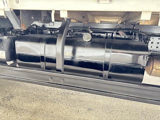 キャンター 　３ｔ　平ボディ　ワイドロング　超ロング　５ｍボディ　３方開　床木材張り　アルミ縞板被せ　デュオニック　ＡＴ　オートマ　２ペダル　ターボ車　３人乗り　坂道補助装置　電動格納ミラー　積載量４．２５０ｋｇ（41枚目）